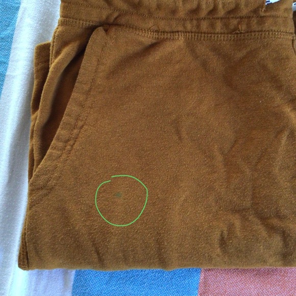 Bundle of mens summer stuff. 2 tank tops and a pair of comfy shorts. - Picture 12 of 13